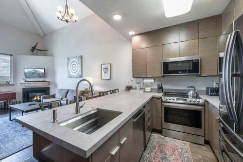 Spacious Two Bedroom With Pool Steps To Skiing And Golf Enjoy Sv322ab