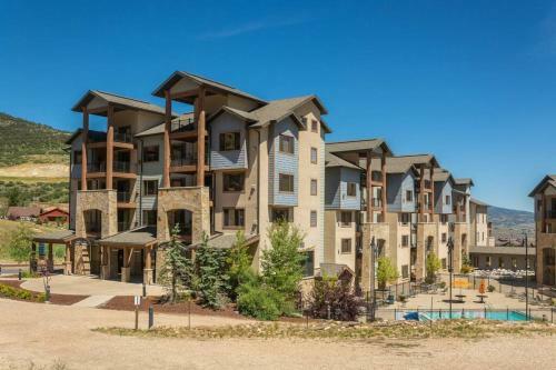 Spacious Two Bedroom With Pool Steps To Skiing And Golf Enjoy Sv322ab