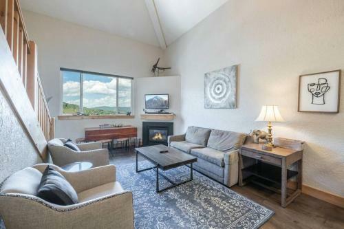 Spacious Two Bedroom With Pool Steps To Skiing And Golf Enjoy Sv322ab