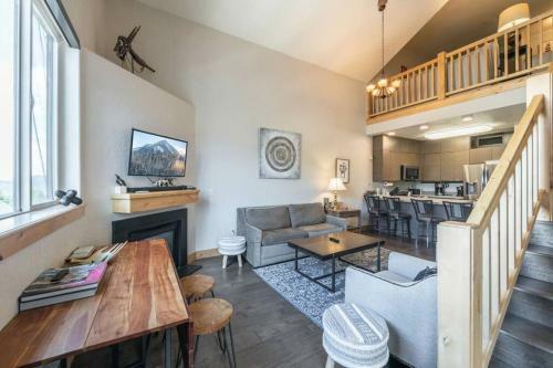 Spacious Two Bedroom With Pool Steps To Skiing And Golf Enjoy Sv322ab