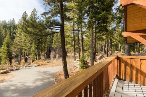Hunter By Avantstay Riverfront Cabin W Prvt Cottage 5mins From Squaw
