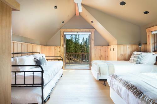 Hunter By Avantstay Riverfront Cabin W Prvt Cottage 5mins From Squaw