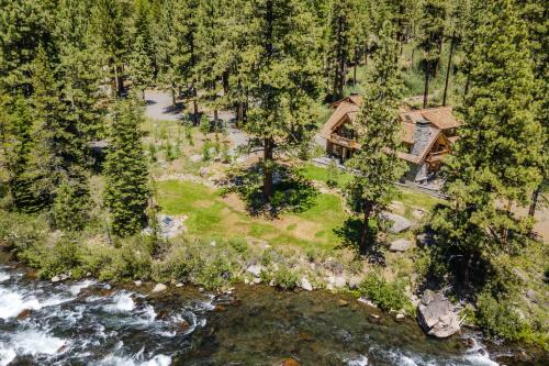 Hunter By Avantstay Riverfront Cabin W Prvt Cottage 5mins From Squaw