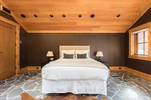 Hunter By Avantstay Riverfront Cabin W Prvt Cottage 5mins From Squaw
