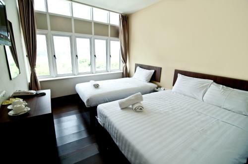 101 Lake View Hotel