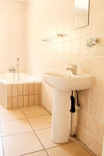 Hostal Dumelang Executive Lodge - Midrand, Free Wifi And Parking