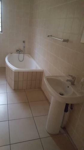 Hostal Dumelang Executive Lodge - Midrand, Free Wifi And Parking