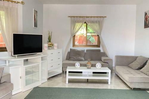 Quiet Village,beach 3km,pool House,bbq Snoker