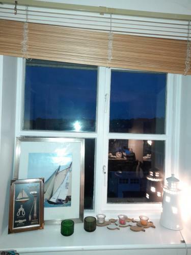 Marina Flat With Fab View, South Facing Balcony, Private Parking And Wifi