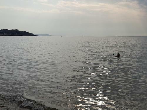 Marina Flat With Fab View, South Facing Balcony, Private Parking And Wifi