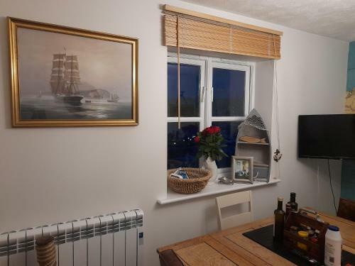Marina Flat With Fab View, South Facing Balcony, Private Parking And Wifi