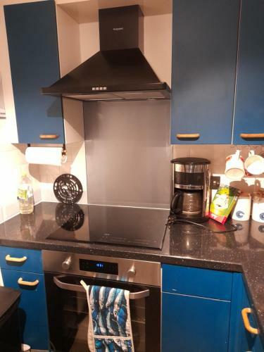 Marina Flat With Fab View, South Facing Balcony, Private Parking And Wifi