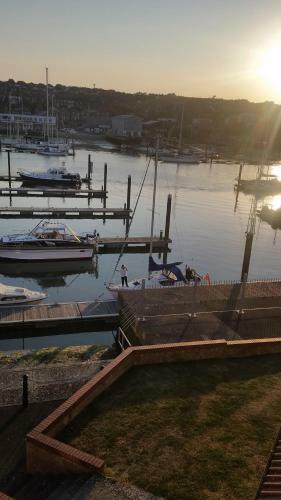 Marina Flat With Fab View, South Facing Balcony, Private Parking And Wifi