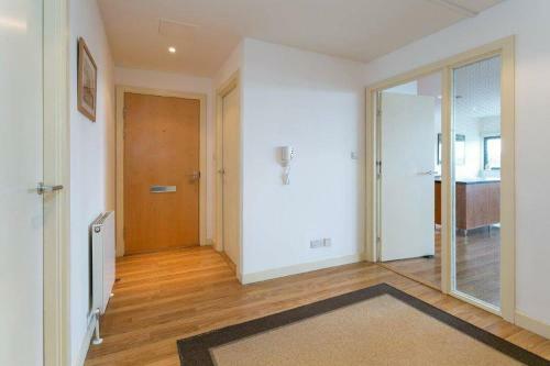 Luxury Two Bed Apartment In Finneston Beside Sec