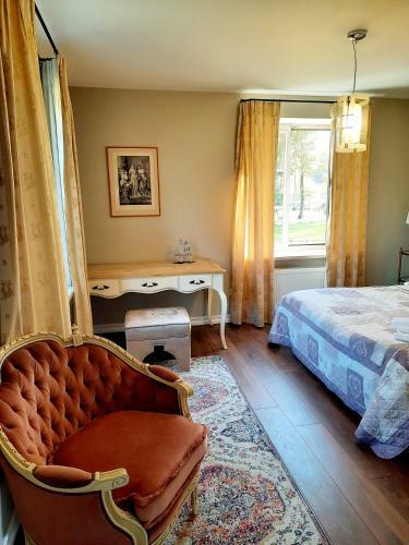 Lake & Library Hotel