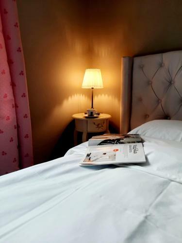 Lake & Library Hotel