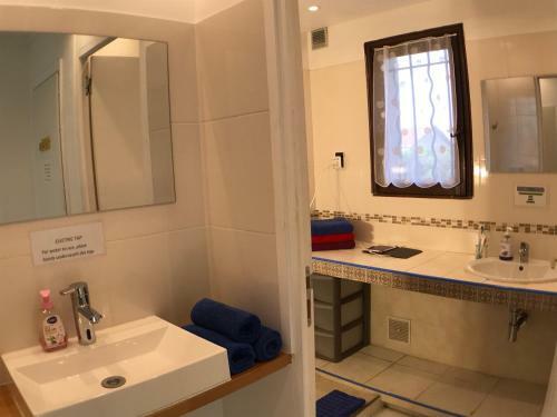 Albergue Debbie's Crew House