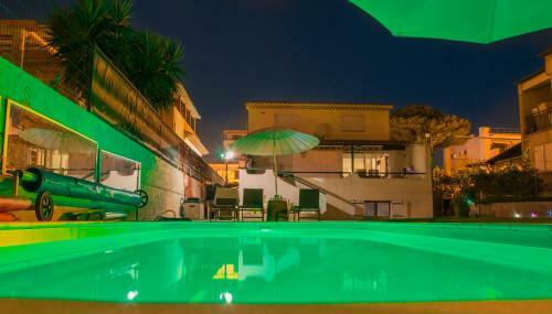 Albergue Debbie's Crew House