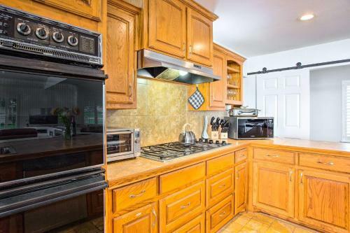 Cedar Creek Lake House With Private Hot Tub!
