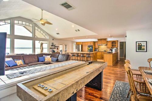 Cedar Creek Lake House With Private Hot Tub!