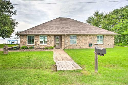 Cedar Creek Lake House With Private Hot Tub!