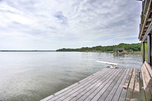 Cedar Creek Lake House With Private Hot Tub!
