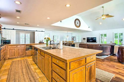 Cedar Creek Lake House With Private Hot Tub!