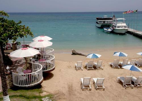 Shaw Park Beach Hotel