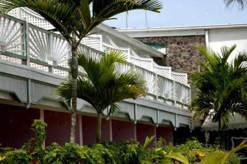 Shaw Park Beach Hotel