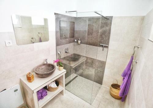 Family Apartment With Shared Garden, 4min To Beach