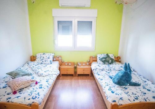 Family Apartment With Shared Garden, 4min To Beach