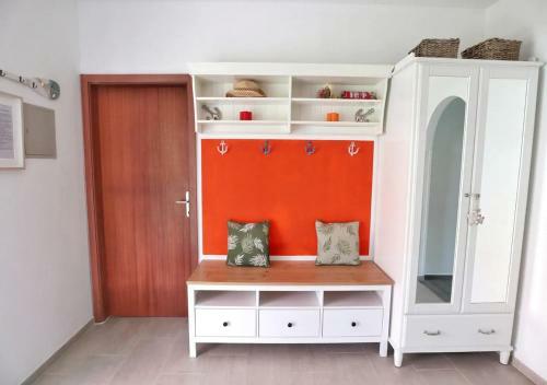 Family Apartment With Shared Garden, 4min To Beach