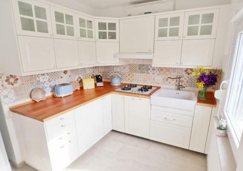 Family Apartment With Shared Garden, 4min To Beach