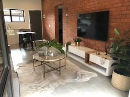 Trendy Melrose Apartment