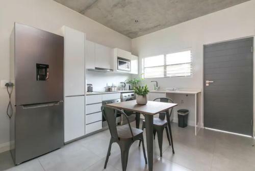 Trendy Melrose Apartment
