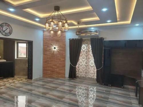 Best And Unique 4 Bedroom Home With Free Parking