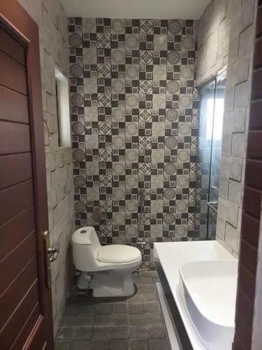Best And Unique 4 Bedroom Home With Free Parking