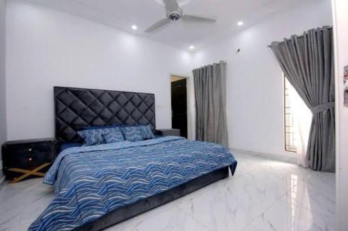 Free Parking With Cctv Cam�ra Porche Area Luxure