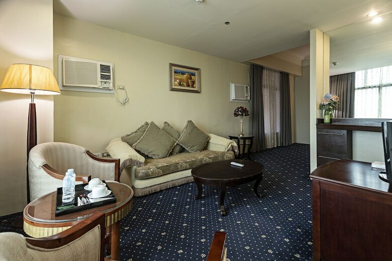 Sarrosa International Hotel And Residential Suites