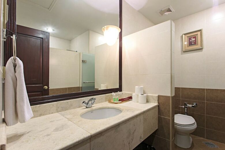 Sarrosa International Hotel And Residential Suites
