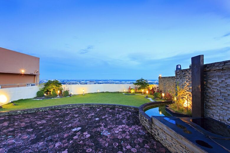 Sarrosa International Hotel And Residential Suites