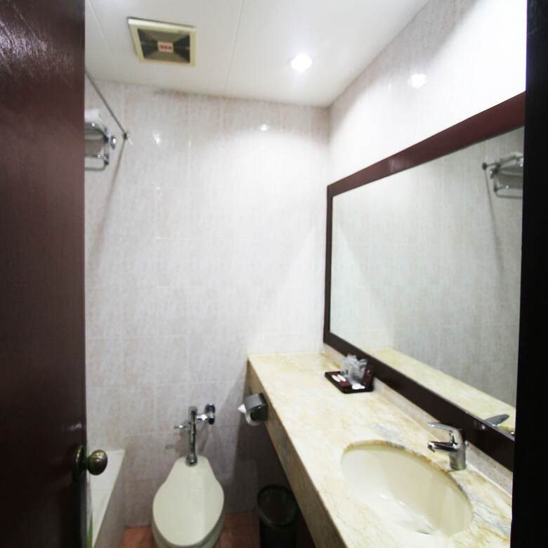 Sarrosa International Hotel And Residential Suites