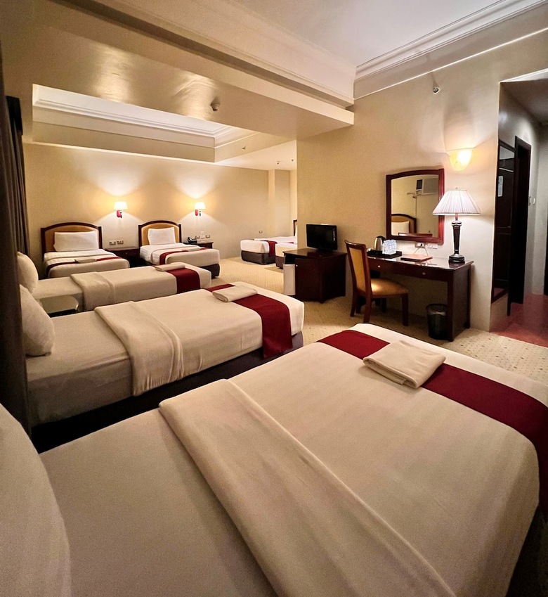 Sarrosa International Hotel And Residential Suites