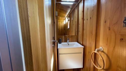 Suspended Wooden House - Monte Da Corti�a
