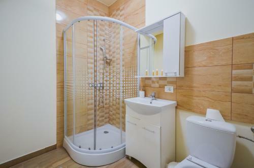 Villa Beautiful Homes With Private Yard, Bath And Free Parking