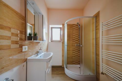 Villa Beautiful Homes With Private Yard, Bath And Free Parking