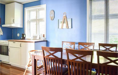 Nice Home In Brekke With Wifi And 5 Bedrooms