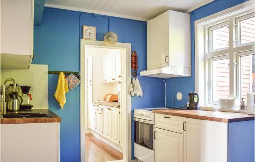Nice Home In Brekke With Wifi And 5 Bedrooms