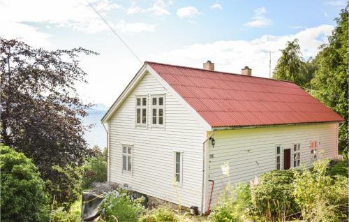 Nice Home In Brekke With Wifi And 5 Bedrooms