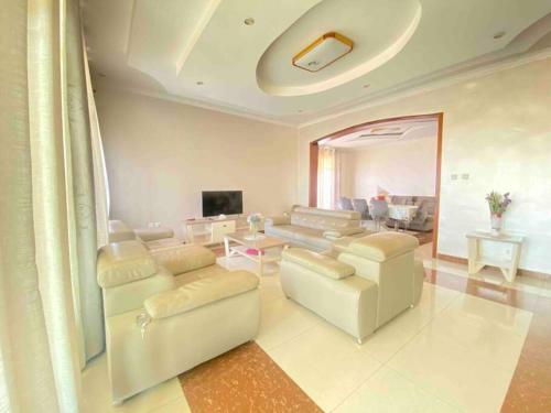 Gacuriro Spacious Luxurious Villa With Pool With 6 Bedrooms